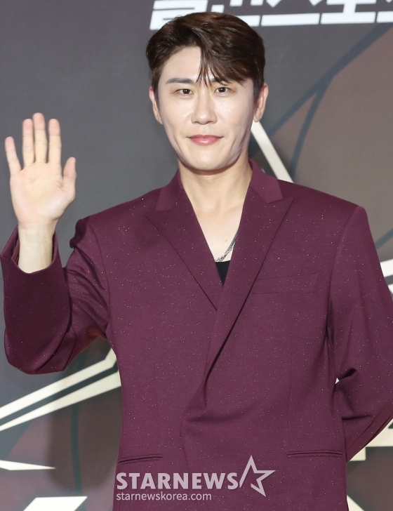 (인천=뉴스1) 권현진 기자 = 가수 영탁이 16일 오후 인천의 한 공연장에서 열린 '제1회 코리아 그랜드 뮤직 어워즈(2024 KGMA)' 레드카펫 행사에 참석해 포즈를 취하고 있다. 2024.11.16/뉴스1 Copyright (C) 뉴스1. All rights reserved. 무단 전재 및 재배포, AI학습 이용 금지. /사진=(인천=뉴스1) 권현진 기자