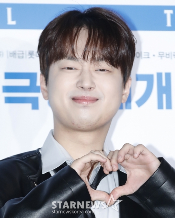 (서울=뉴스1) 권현진 기자 = 배우 이찬원이 23일 오후 서울 송파구 롯데시네마 월드타워점에서 열린 영화 '파일럿' VIP시사회에서 포즈를 취하고 있다. '파일럿'은 스타 파일럿에서 하루아침에 실직자가 된 ‘한정우’(조정석 분)가 파격 변신 이후 재취업에 성공하며 벌어지는 코미디다. 2024.7.23/뉴스1 Copyright (C) 뉴스1. All rights reserved. 무단 전재 및 재배포, AI학습 이용 금지. /사진=(서울=뉴스1) 권현진 기자