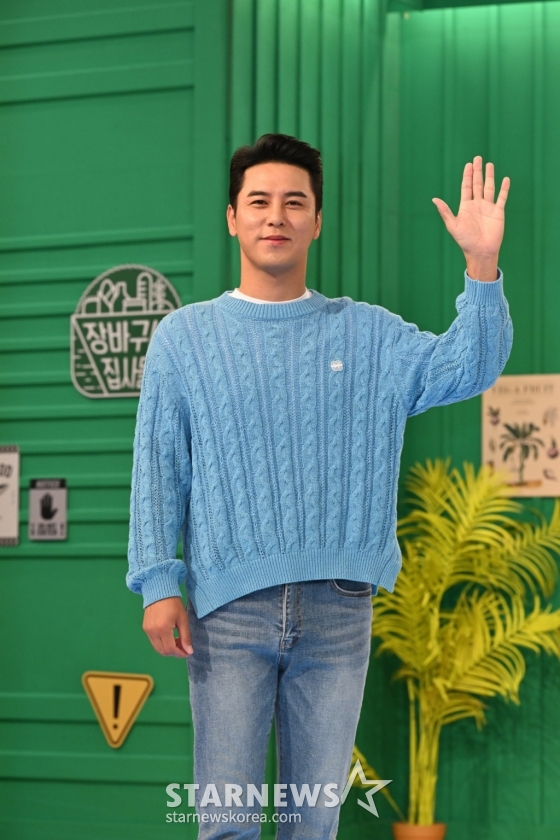 가수 장민호가 24일 온라인으로 진행된 KBS 예능 '장바구니 집사들' 제작발표회에 참석해 포즈를 취하고 있다. 식재료가 담긴 장바구니를 후원하는 청년 먹거리 솔루션 프로젝트 '장바구니 집사들'은 오늘(24일) 첫 방송된다. /사진제공=KBS 2023.05.24