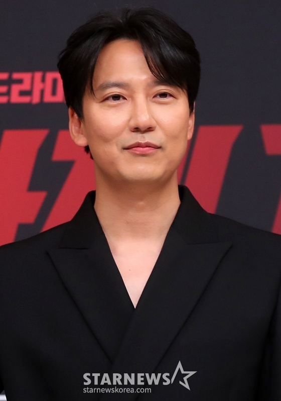 배우 김남길이 8일 오후 서울 양천구 목동 SBS 사옥에서 진행된 금토드라마 '열혈사제2' 제작발표회에 참석해 포즈를 취하고 있다. '열혈사제2' 낮에는 사제, 밤에는 벨라또의 역할을 위해 천사파 보스로 활약하는 분노 조절 장애 열혈 신부 김해일(김남길 분)이 부산으로 떠 국내 최고 마약 카르텔과 한판 뜨는 노빠꾸 공조 수사극이다. 2024.11.08 /사진=김창현 chmt@