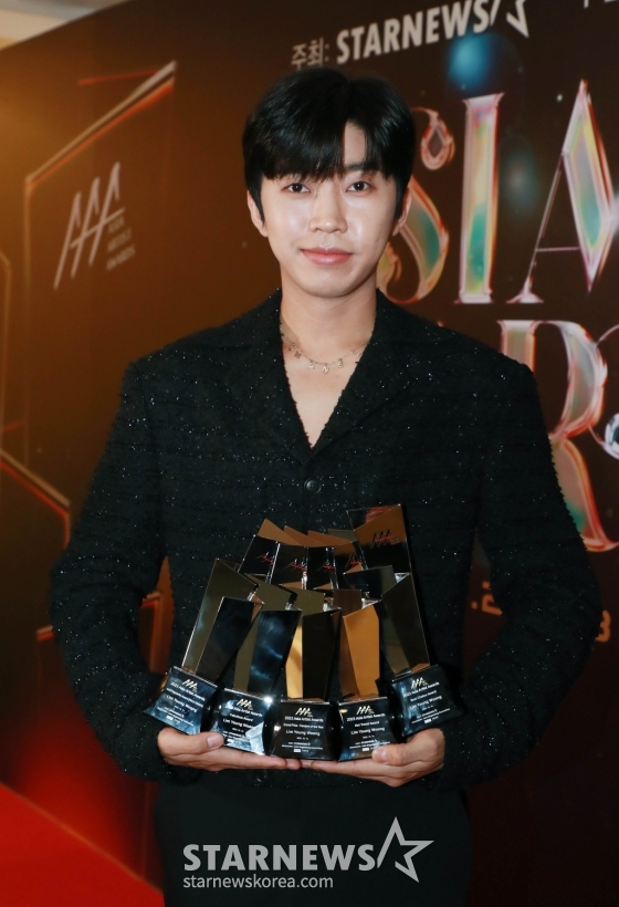 가수 임영웅이 14일 필리핀 아레나에서 열린 '2023 아시아 아티스트 어워즈 인 필리핀'(2023 Asia Artist Awards IN THE PHILIPPINES, 이하 '2023 AAA')에서 AAA 페블러스, 올해의 팬덤, 베스트 초이스, 핫트렌드, 인기상을 수상한 뒤 포즈를 취하고 있다. '2023 AAA'는 스타뉴스가 주최하고 Asia Artist Awards 조직위원회, TONZ 엔터테인먼트, PULP Live World가 공동 주관한다. 그룹 아이브(IVE) 장원영, 가수 강다니엘, 그룹 제로베이스원 성한빈이 MC를 맡았다. 2023.12.14 /사진=이동훈