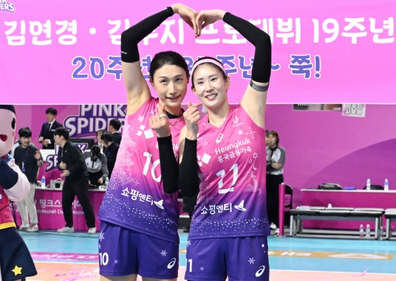 김연경(왼쪽)과 김수지가 프로데뷔 19주년 기념 사진을 찍고 있다. /사진=한국배구연맹(KOVO) 제공
