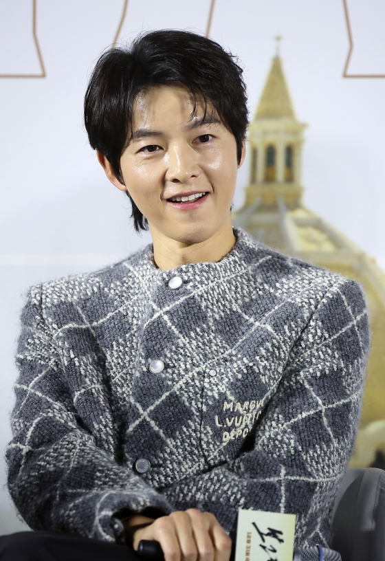 (서울=뉴스1) 김진환 기자 = 배우 송중기가 6일 서울 강남구 메가박스 코엑스에서 열린 영화 '보고타 : 마지막 기회의 땅' 제작보고회에 참석해 미소를 짓고 있다. '보고타 : 마지막 기회의 땅'은 IMF 직후, 새로운 희망을 품고 지구 반대편 콜롬비아 보고타로 향한 국희(송중기 분)가 보고타 한인 사회의 실세 수영(이희준 분), 박병장(권해효 분)과 얽히게 되면서 벌어지는 이야기를 그린 영화다. 2024.12.6/뉴스1 Copyright (C) 뉴스1. All rights reserved. 무단 전재 및 재배포, AI학습 이용 금지. /사진=(서울=뉴스1) 김진환 기자