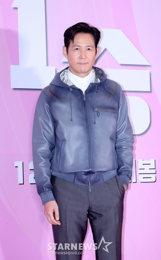 배우 이정재가 28일 오후 서울 용산구 아이파크몰 CGV에서 진행된 영화 '1승' VIP시사회에 참석해 포즈를 취하고 있다. '1승'은 이겨본 적 없는 감독과 이길 생각 없는 구단주, 이기는 법 모르는 선수들까지 승리의 가능성이 1도 없는 프로 여자배구단이 1승을 위해 도전에 나서는 이야기. 12월 4일 개봉. 2024.11.28 /사진=김창현 chmt@