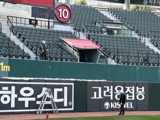 부산 사직야구장 외야 보조펜스 공사 모습. /사진=롯데 자이언츠 제공