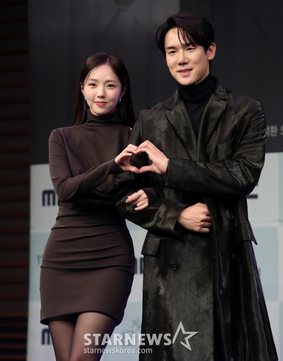 (서울=뉴스1) 오대일 기자 = 배우 유연석과 채수빈이 21일 오후 서울 마포구 상암 MBC에서 열린 MBC 새 금토드라마 '지금 거신 전화는' 제작발표회에서 포즈를 취하고 있다. 드라마 ‘지금 거신 전화는'(연출 박상우·위득규/극본 김지운)은 협박 전화로 시작된, 정략결혼 3년 차 쇼윈도 부부의 시크릿 로맨스릴러로 오는 22일 오후 9시 50분 첫 방송된다. 2024.11.21/뉴스1 Copyright (C) 뉴스1. All rights reserved. 무단 전재 및 재배포, AI학습 이용 금지. /사진=(서울=뉴스1) 오대일 기자