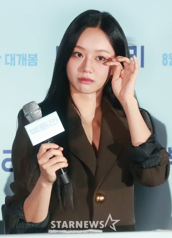 배우 이혜리가 5일 오후 서울 CGV용산아이파크몰에서 진행된 영화 '빅토리'(감독 박범수) 언론시사회 및 기자간담회에 참석해 질문에 답하고 있다. 오직 열정만큼은 충만한 생판 초짜 치어리딩 동아리 '밀레니엄 걸즈'가 신나는 댄스와 가요로 모두를 응원하는 이야기를 그린 영화 '빅토리'는 오는 14일 개봉한다. /2024.08.05 /사진=이동훈
