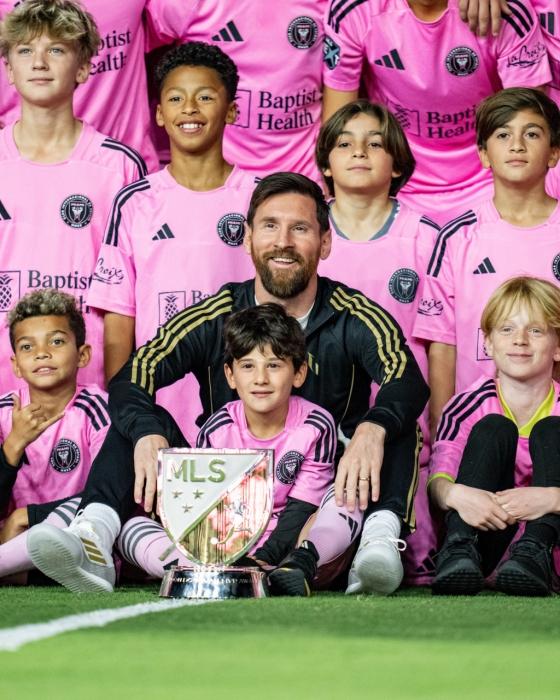 리오넬 메시(가운데)가 MLS MVP 트로피와 함께 미소짓고 있다. /사진=인터 마이애미 공식 사회관계망서비스(SNS)