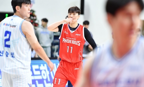 현대모비스 이우석이 7일 한국가스공사와 홈경기에서 3점포를 성공시킨 후 세리머니를 하고 있다. /사진=KBL 제공