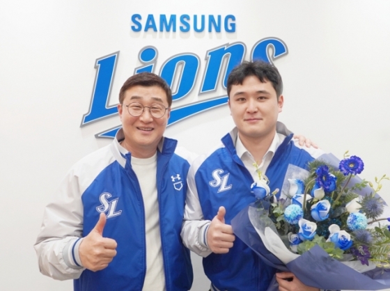 6일 삼성과 FA 계약을 한 최원태(오른쪽)와 이종열 단장. /사진=삼성 라이온즈 제공