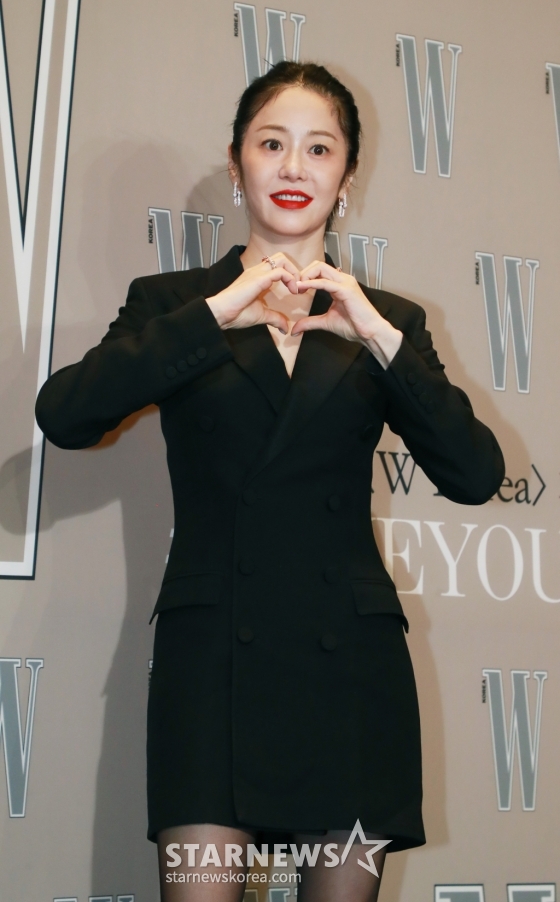 배우 고현정이 14일 오후 서울 광화문 포시즌스 호텔에서 진행된 제19회 W코리아 유방암 인식 향상 캠페인 자선 행사에 참석해 포즈를 취하고 있다. /2024.10.14 /사진=이동훈