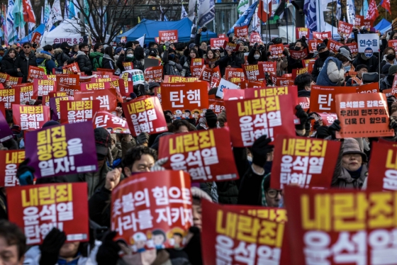 [서울=뉴시스] 정병혁 기자 = 7일 서울 영등포구 국회 앞에서 열린 '내란죄 윤석열 퇴진! 국민주권 실현! 사회대개혁! 국민촛불대행진'에서 시민들이 구호를 외치고 있다. 2024.12.07. jhope@newsis.com /사진=정병혁