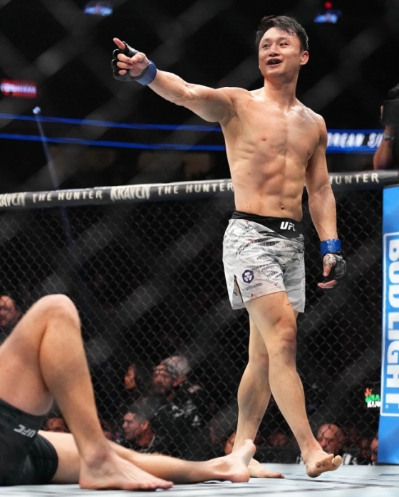 최두호가 8일 UFC 310 페더급 매치에서 랜드웨어에 TKO 승리를 거둔 뒤 기뻐하고 있다. /사진=UFC 공식 SNS 갈무리
