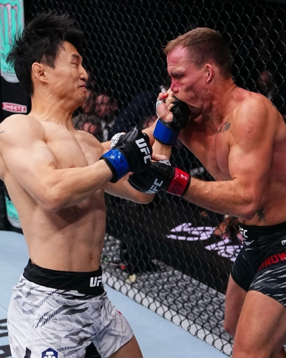 최두호(왼쪽)가 랜드웨어에게 레프트 어퍼컷을 적중시키고 있다. /사진=UFC 공식 SNS 갈무리