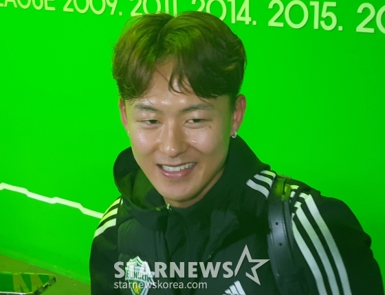 이승우가 지난 8일 전주월드컵경기장에서 열린 전북 현대 대 서울이랜드의 '하나은행 K리그 승강 PO 2024' 2차전 승리 후 믹스드존에서 인터뷰를 하고 있다. /사진=박재호 기자