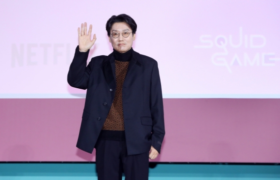 [서울=뉴시스] 김혜진 기자 = 황동혁 감독이 9일 오전 서울 중구 동대문디자인플라자(DDP)에서 열린 넷플릭스 시리즈 '오징어 게임' 시즌2 제작발표회에서 포즈를 취하고 있다.   '오징어 게임' 시즌2는 복수를 다짐하고 다시 돌아와 게임에 참가하는 '기훈 (이정재)과 그를 맞이하는 '프론트맨'(이병헌)의 치열한 대결, 그리고 다시 시작되는 진짜 게임을 담은 이야기다. 특히 제74회 프라임타임 에미 시상식에서 아시아인 최초로 감독상을 수상하며 새로운 역사를 쓴 황동혁 감독이 다시 연출, 각본, 제작을 맡아 세계를 열광시킬 새롭고 놀라운 이야기를 선보일 예정이다. 2024.12.09. jini@newsis.com /사진=김혜진