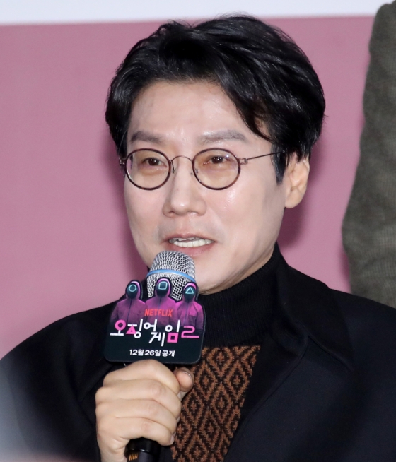 (서울=뉴스1) 권현진 기자 = 황동혁 감독이 9일 서울 중구 동대문디자인플라자(DDP)에서 열린 넷플릭스 오리지널 시리즈 '오징어 게임' 시즌2 제작발표회에서 취재진 질문에 답하고 있다.   '오징어 게임' 시즌2는 복수를 다짐하고 다시 돌아와 게임에 참가하는 ‘기훈’(이정재)과 그를 맞이하는 ‘프론트맨’(이병헌)의 치열한 대결, 그리고 다시 시작되는 진짜 게임을 담은 이야기다. 2024.12.9/뉴스1  Copyright (C) 뉴스1. All rights reserved. 무단 전재 및 재배포,  AI학습 이용 금지. /사진=(서울=뉴스1) 권현진 기자