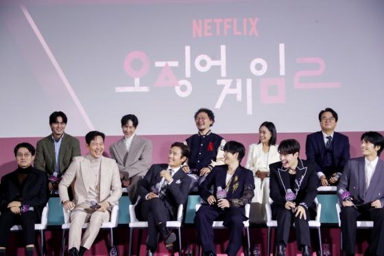 (서울=뉴스1) 권현진 기자 = 넷플릭스 오리지널 시리즈 '오징어 게임' 시즌2 제작발표회가 9일 서울 중구 동대문디자인플라자(DDP)에서 열리고 있다. '오징어 게임' 시즌2는 복수를 다짐하고 다시 돌아와 게임에 참가하는 ‘기훈’(이정재)과 그를 맞이하는 ‘프론트맨’(이병헌)의 치열한 대결, 그리고 다시 시작되는 진짜 게임을 담은 이야기다. 2024.12.9/뉴스1 Copyright (C) 뉴스1. All rights reserved. 무단 전재 및 재배포, AI학습 이용 금지. /사진=(서울=뉴스1) 권현진 기자