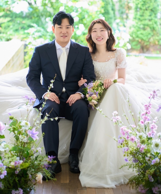 박찬호(왼쪽)씨와 배현정 파트너. /사진=SSG랜더스