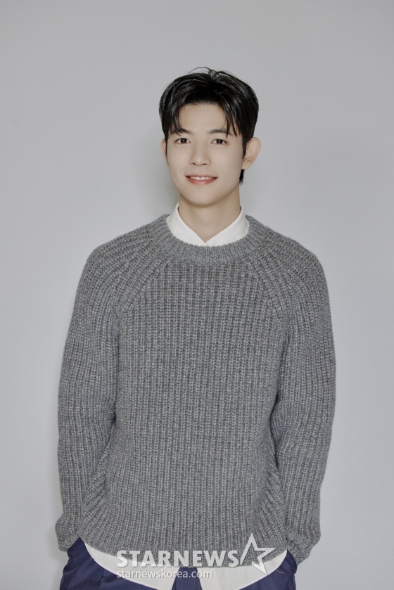 배우 로몬이 9일 오후 서울 종로구의 한 카페에서 진행된 쿠팡플레이 '가족계획' 관련 인터뷰를 위해 포즈를 취하고 있다.  극 중 로몬은 사이코패스가 꿈인 온화한 성격의 천재 해커 백지훈 역을 맡았다.  '가족계획'은 기억을 자유자재로 편집할 수 있는 특수한 능력을 가진 엄마 한영수가 가족들과 합심하여 악당들에게 지옥을 선사하는 이야기다. / 사진제공=쿠팡플레이 /사진=김창현 chmt@