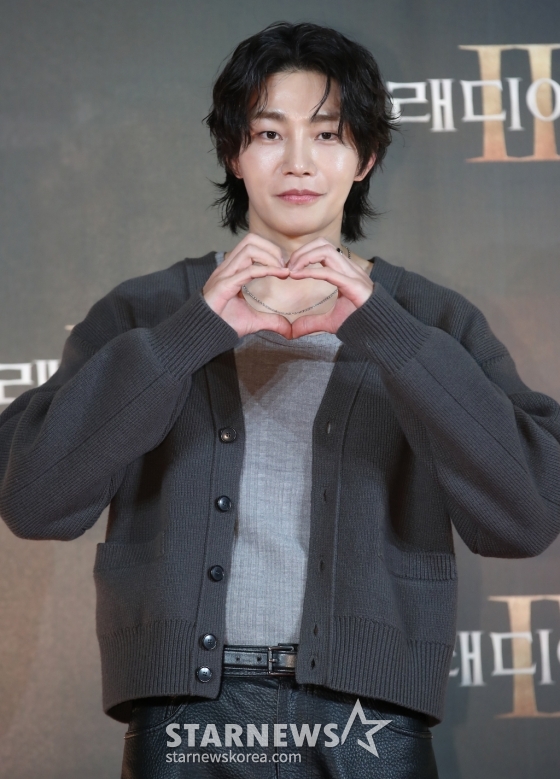(서울=뉴스1) 권현진 기자 = 배우 김재영이 5일 서울 용산구 한강로 CGV 용산점에서 진행된 영화 '글래디에이터2' VIP시사회에 참석해 포즈를 취하고 있다.  '글래디에이터 Ⅱ'는 막시무스의 죽음으로부터 20여 년 후, 콜로세움에서 로마의 운명을 건 결투를 벌이는 루시우스(폴 메스칼 분)의 이야기를 그린 작품이다. 2024.11.5/뉴스1  Copyright (C) 뉴스1. All rights reserved. 무단 전재 및 재배포,  AI학습 이용 금지. /사진=(서울=뉴스1) 권현진 기자