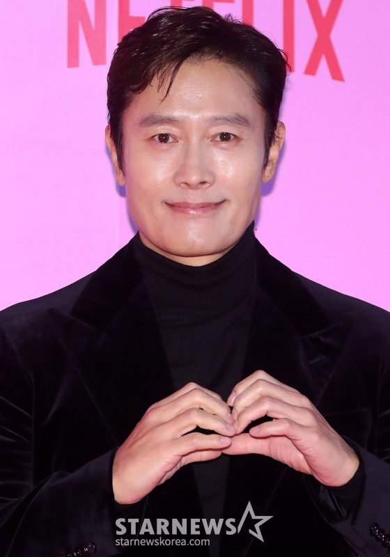 배우 이병헌이 9일 오후 서울 중구 동대문디자인플라자에서 진행된 넷플릭스 시리즈 '오징어 게임 시즌2' 핑크카펫에 참석해 포즈를 취하고 있다. '오징어 게임 시즌2'는 복수를 다짐하고 다시 돌아와 게임에 참가하는 '기훈'(이정재)과 그를 맞이하는 '프론트맨'(이병헌)의 치열한 대결, 그리고 다시 시작되는 진짜 게임을 담은 이야기다. 오는 26일 공개. 2024.12.9 /사진=김창현 chmt@