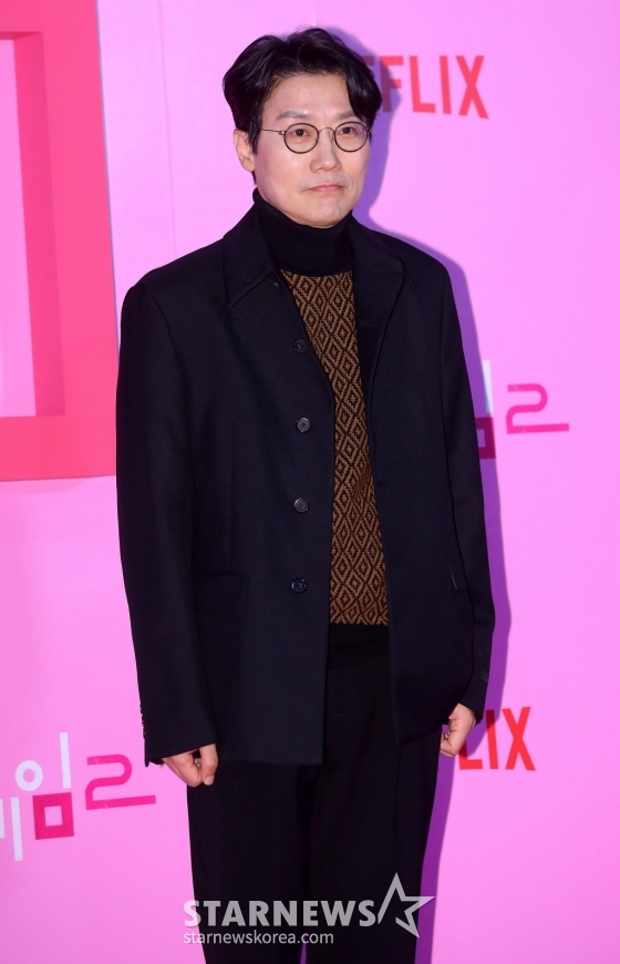 황동혁 감독이 9일 오후 서울 중구 동대문디자인플라자에서 진행된 넷플릭스 시리즈 '오징어 게임 시즌2' 핑크카펫에 참석해 포즈를 취하고 있다. '오징어 게임 시즌2'는 복수를 다짐하고 다시 돌아와 게임에 참가하는 '기훈'(이정재)과 그를 맞이하는 '프론트맨'(이병헌)의 치열한 대결, 그리고 다시 시작되는 진짜 게임을 담은 이야기다. 오는 26일 공개. 2024.12.9 /사진=김창현 chmt@