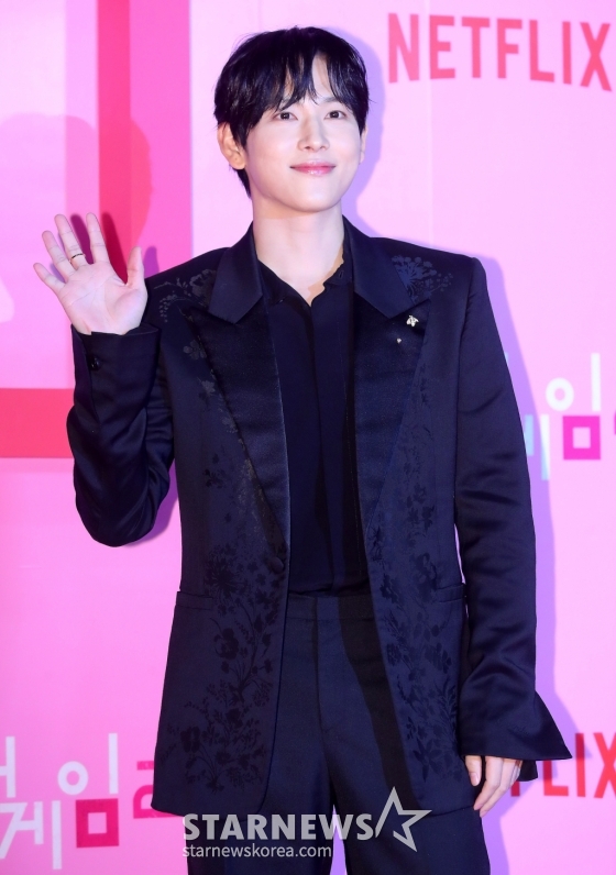 배우 임시완이 9일 오후 서울 중구 동대문디자인플라자에서 진행된 넷플릭스 시리즈 '오징어 게임 시즌2' 핑크카펫에 참석해 포즈를 취하고 있다. '오징어 게임 시즌2'는 복수를 다짐하고 다시 돌아와 게임에 참가하는 '기훈'(이정재)과 그를 맞이하는 '프론트맨'(이병헌)의 치열한 대결, 그리고 다시 시작되는 진짜 게임을 담은 이야기다. 오는 26일 공개. 2024.12.9 /사진=김창현 chmt@