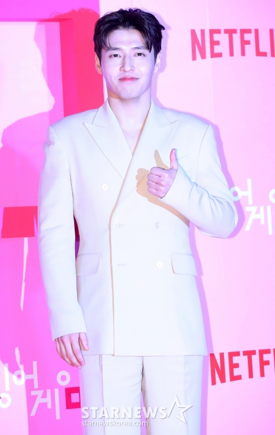 배우 강하늘이 9일 오후 서울 중구 동대문디자인플라자에서 진행된 넷플릭스 시리즈 '오징어 게임 시즌2' 핑크카펫에 참석해 포즈를 취하고 있다. '오징어 게임 시즌2'는 복수를 다짐하고 다시 돌아와 게임에 참가하는 '기훈'(이정재)과 그를 맞이하는 '프론트맨'(이병헌)의 치열한 대결, 그리고 다시 시작되는 진짜 게임을 담은 이야기다. 오는 26일 공개. 2024.12.9 /사진=김창현 chmt@