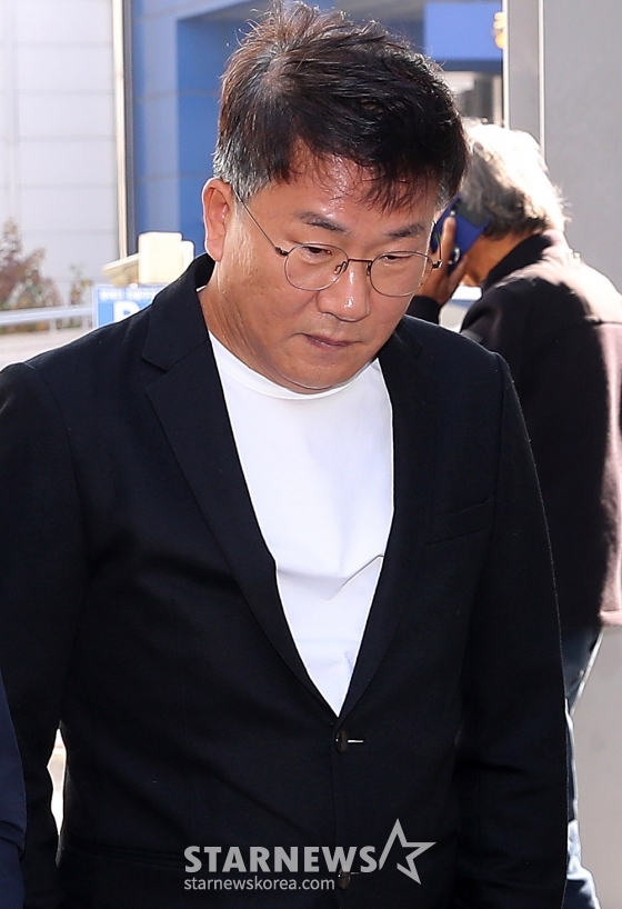 배우 선우은숙의 친언니를 강제 추행한 혐의로 재판에 넘겨진 아나운서 출신 유영재가 12일 오전 경기 수원지방법원 성남지원에서 열린 첫 공판 기일에 출석하고 있다. /사진=김창현 chmt@