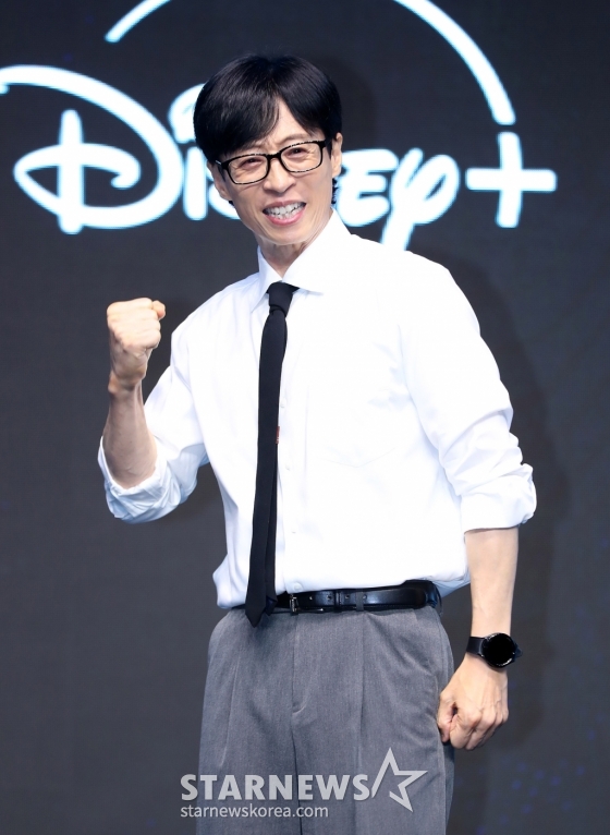 [서울=뉴시스] 김혜진 기자 = 방송인 유재석이 6일 오전 서울 영등포구 콘래드호텔에서 열린 디즈니 플러스 오리지널 예능 '더 존: 버텨야 산다 시즌3' 제작발표회에서 포즈를 취하고 있다.  '더 존: 버터야 산다 시즌3'는 오직 4시간, 끝없는 AI의 공격부터 내 집 마련 전세 대출금 갚기, 선을 넘지 않고 버티기 등 극한의 현실공감 미션을 버티기 위해 더 강력하게 돌아온 '존버즈' 유재석, 권유리, 김동현, 덱스의 '도파민 ON' 버라이어티다. 2024.08.06. jini@newsis.com /사진=김혜진