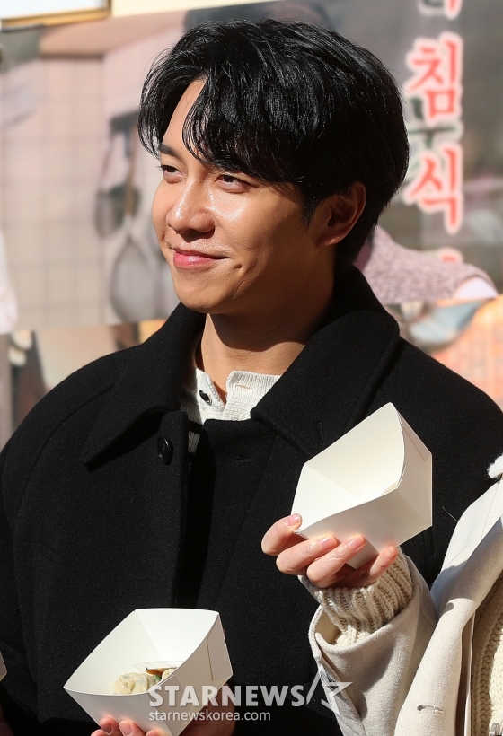 배우 이승기가 10일 오후 서울 중구 한국프레스센터 앞 광장에서 진행된 영화 '대가족' 만두트럭 이벤트 행사에 참석해 미소를 짓고 있다.  '대가족'은 스님이 된 아들(이승기 분) 때문에 대가 끊긴 만두 맛집 '평만옥' 사장(김윤석)에게 세상 본 적 없던 귀여운 손주들이 찾아오면서 생각지도 못한 기막힌 동거 생활을 하게 되는 가족 코미디. 11일 개봉한다. 2024.12.10 /사진=김창현 chmt@