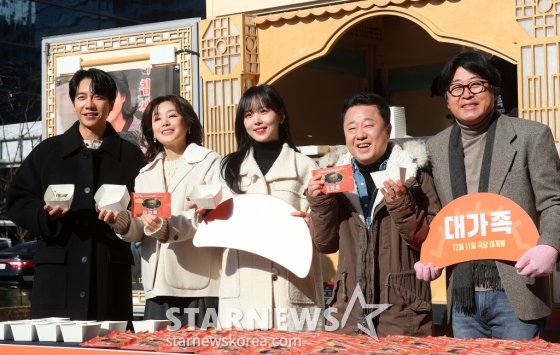배우 이승기, 김성령, 강한나, 박수영, 김윤석이 10일 오후 서울 중구 한국프레스센터 앞 광장에서 진행된 영화 '대가족' 만두트럭 이벤트 행사에 참석해 미소를 짓고 있다.  '대가족'은 스님이 된 아들(이승기 분) 때문에 대가 끊긴 만두 맛집 '평만옥' 사장(김윤석 분)에게 세상 본 적 없던 귀여운 손주들이 찾아오면서 생각지도 못한 기막힌 동거 생활을 하게 되는 가족 코미디. 11일 개봉한다. 2024.12.10 /사진=김창현 chmt@