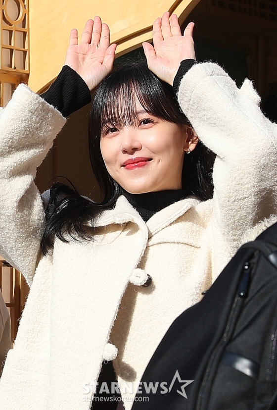 배우 강한나가 10일 오후 서울 중구 한국프레스센터 앞 광장에서 진행된 영화 '대가족' 만두트럭 이벤트 행사에 참석해 미소를 짓고 있다.  '대가족'은 스님이 된 아들(이승기 분) 때문에 대가 끊긴 만두 맛집 '평만옥' 사장(김윤석)에게 세상 본 적 없던 귀여운 손주들이 찾아오면서 생각지도 못한 기막힌 동거 생활을 하게 되는 가족 코미디. 11일 개봉한다. 2024.12.10 /사진=김창현 chmt@