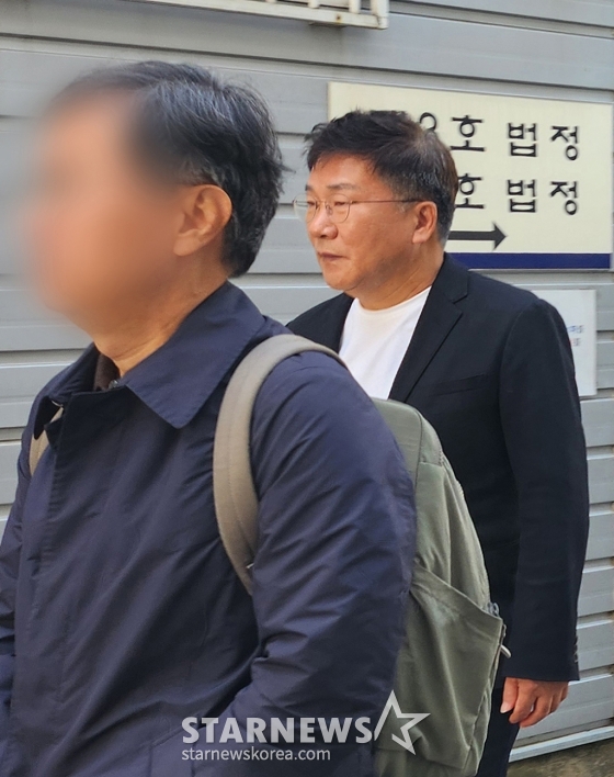 (성남=뉴스1) 배수아 기자 = 선우은숙의 친언니를 강제 추행한 혐의로 재판에 넘겨진 방송인 유영재가 12일 경기 성남시 수정구 수원지방법원 성남지원에서 열린 첫 재판 후 법정 밖으로 나오고 있다. 2024.11.12/뉴스1 Copyright (C) 뉴스1. All rights reserved. 무단 전재 및 재배포, AI학습 이용 금지. /사진=(성남=뉴스1) 배수아 기자