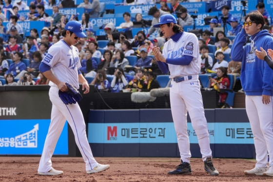 삼성 라이온즈 투수 원태인(왼쪽)의 지난 10월 26일 한국시리즈 4차전 모습. 주장 구자욱이 박수를 쳐주고 있다. /사진=삼성 라이온즈 제공
