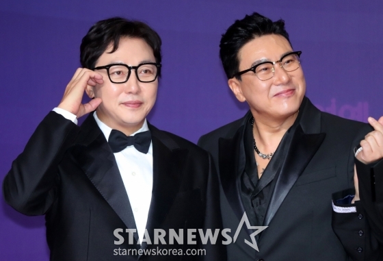 [서울=뉴시스] 김혜진 기자 = 방송인 탁재훈, 이상민이 30일 오후 서울 마포구 상암동 프리즘타워에서 열린 2023 SBS 연예대상 시상식에서 포즈를 취하고 있다. 2023.12.30. jini@newsis.com /사진=김혜진