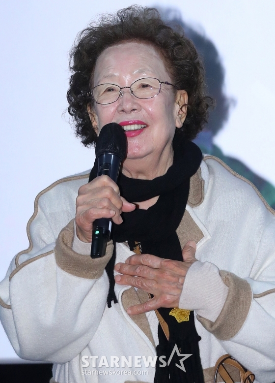 배우 나문희가 11일 오전 서울 용산구 아이파크몰 CGV에서 진행된 영화 '나야, 문희' 언론시사회에서 인사말을 하고 있다. '나야, 문희'는 AI 나문희즈로 꾸며낸 다섯 감독의 다섯 세계관 영화다. 그 세계관 마다의 각기 다른 나문희의 모습은 절음 부터 노년을 내, 외적으로 오가며 신선한 재미를 선사하는 작품. 오는 24일 개봉. 2024.12.11 /사진=김창현 chmt@
