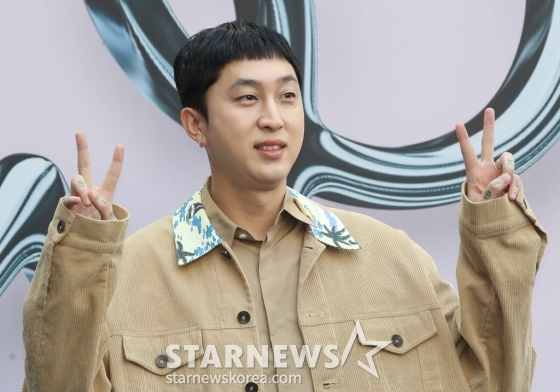 (서울=뉴스1) 권현진 기자 = 가수 슬리피가 3일 서울 동대문디자인플라자(DDP)에서 열린 '서울 패션위크(SEOUL FASHION WEEK) 2025 S/S' YOUSER 컬렉션에 참석해 포즈를 취하고 있다. 2024.9.3/뉴스1  Copyright (C) 뉴스1. All rights reserved. 무단 전재 및 재배포,  AI학습 이용 금지. /사진=(서울=뉴스1) 권현진 기자