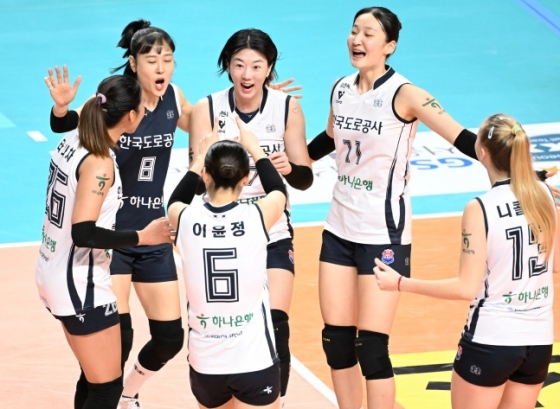 한국도로공사 선수단이 11일 서울 장충체육관에서 열린 도드람 2024~2025 V리그 여자부 정규리그 3라운드 GS칼텍스와 방문경기서 득점 후 기뻐하고 있다. /사진=한국배구연맹 제공