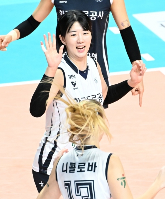 한국도로공사 강소휘가 11일 서울 장충체육관에서 열린 도드람 2024~2025 V리그 여자부 정규리그 3라운드 GS칼텍스와 방문경기서 득점 후 기뻐하고 있다. /사진=한국배구연맹 제공