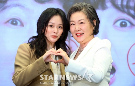 [서울=뉴시스] 김혜진 기자 = 배우 정지소(왼쪽), 김해숙이 12일 오후 서울 마포구 스탠포드호텔에서 열린 KBS2 새 수목드라마 '수상한 그녀' 제작발표회에서 포즈를 취하고 있다.  '수상한 그녀'는 는 칠십 대 할머니 오말순(김해숙)이 하루아침에 스무 살 오두리(정지소)로 변하게 된 뒤 젊은 시절 못다 했던 꿈을 이루기 위해 다시 한번 가수에 도전하며 빛나는 전성기를 즐기게 되는 로맨스 음악 성장 드라마다. 오는 18일 첫 방송. 2024.12.12. jini@newsis.com /사진=김혜진