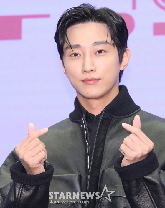 (서울=뉴스1) 권현진 기자 = 가수 겸 배우 진영이 12일 서울 마포구 스탠포드호텔코리아에서 열린 KBS 2TV 드라마 '수상한 그녀' 제작발표회에서 포즈를 취하고 있다. '수상한 그녀'는 칠십 대 할머니 오말순(김해숙 분)이 하루아침에 스무 살 오두리(정지소)로 변하게 된 뒤 젊은 시절 못다 했던 꿈을 이루기 위해 다시 한 번 가수에 도전하며 빛나는 전성기를 즐기게 되는 로맨스 음악 성장 드라마다. 2024.12.12/뉴스1 Copyright (C) 뉴스1. All rights reserved. 무단 전재 및 재배포, AI학습 이용 금지. /사진=(서울=뉴스1) 권현진 기자