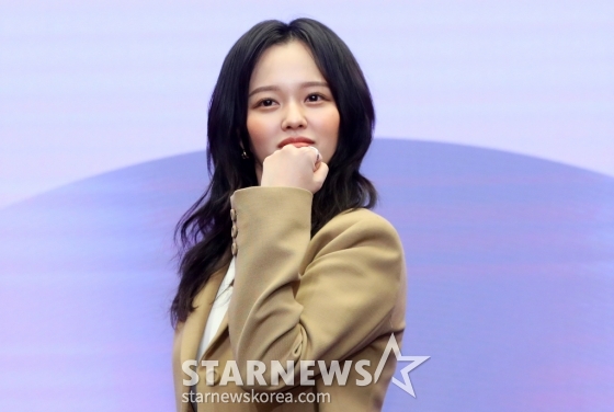 [서울=뉴시스] 김혜진 기자 = 배우 정지소가 12일 오후 서울 마포구 스탠포드호텔에서 열린 KBS2 새 수목드라마 '수상한 그녀' 제작발표회에서 포즈를 취하고 있다.  '수상한 그녀'는 는 칠십 대 할머니 오말순(김해숙)이 하루아침에 스무 살 오두리(정지소)로 변하게 된 뒤 젊은 시절 못다 했던 꿈을 이루기 위해 다시 한번 가수에 도전하며 빛나는 전성기를 즐기게 되는 로맨스 음악 성장 드라마다. 오는 18일 첫 방송. 2024.12.12. jini@newsis.com /사진=김혜진