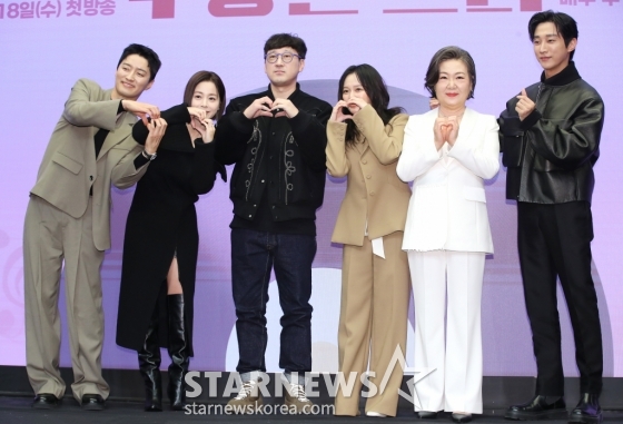 (서울=뉴스1) 권현진 기자 = 배우 인교진(왼쪽부터)과 서영희, 박용순 감독, 정지소, 김해숙, 진영이 12일 서울 마포구 스탠포드호텔코리아에서 열린 KBS 2TV 드라마 '수상한 그녀' 제작발표회에서 포즈를 취하고 있다. '수상한 그녀'는 칠십 대 할머니 오말순(김해숙 분)이 하루아침에 스무 살 오두리(정지소)로 변하게 된 뒤 젊은 시절 못다 했던 꿈을 이루기 위해 다시 한 번 가수에 도전하며 빛나는 전성기를 즐기게 되는 로맨스 음악 성장 드라마다. 2024.12.12/뉴스1 Copyright (C) 뉴스1. All rights reserved. 무단 전재 및 재배포, AI학습 이용 금지. /사진=(서울=뉴스1) 권현진 기자