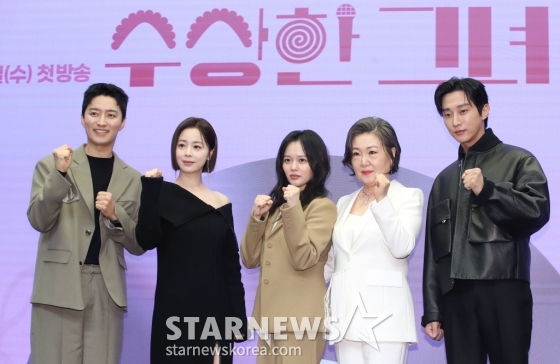 (서울=뉴스1) 권현진 기자 = 배우 인교진(왼쪽부터)과 서영희, 정지소, 김해숙, 진영이 12일 서울 마포구 스탠포드호텔코리아에서 열린 KBS 2TV 드라마 '수상한 그녀' 제작발표회에서 포즈를 취하고 있다. '수상한 그녀'는 칠십 대 할머니 오말순(김해숙 분)이 하루아침에 스무 살 오두리(정지소)로 변하게 된 뒤 젊은 시절 못다 했던 꿈을 이루기 위해 다시 한 번 가수에 도전하며 빛나는 전성기를 즐기게 되는 로맨스 음악 성장 드라마다. 2024.12.12/뉴스1 Copyright (C) 뉴스1. All rights reserved. 무단 전재 및 재배포, AI학습 이용 금지. /사진=(서울=뉴스1) 권현진 기자