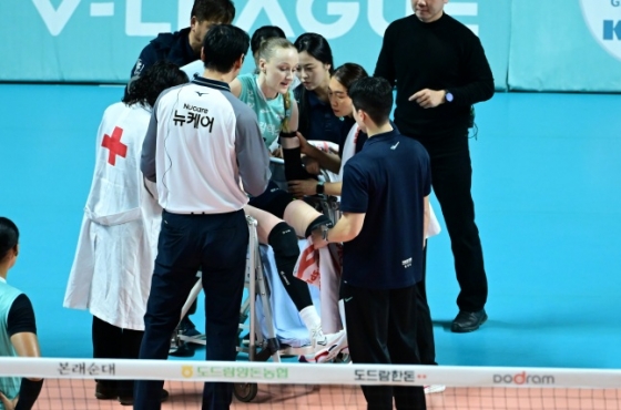 GS칼텍스 스테파니 와일러(가운데)가 지난 2라운드 흥국생명전에서 부축을 받아 이동하고 있다. /사진=한국배구연맹 제공