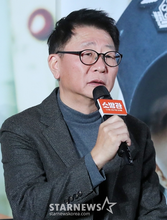 곽경택 감독이 8일 오전 서울 용산구 아이파크몰 CGV에서 진행된 영화 '소방관' 제작보고회에 참석해 인사말을 하고 있다. '소방관'은 2001년 홍제동 화재 참사 사건 당시 열악한 환경 속에서도 화재 진압과 전원 구조라는 단 하나의 목표를 가지고 투입된 소방관들의 상황을 그린 이야기. 12월 4일 개봉. 2024.11.08 /사진=김창현 chmt@