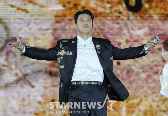 (서울=뉴스1) 김진환 기자 = 가수 장민호가 21일 오후 서울 종로구 경복궁 흥례문 광장에서 열린 ‘2024 국가유산 방문 캠페인 : ‘코리아 온 스테이지’ 무대에서 열정적인 공연을 펼치고 있다. 2020년 처음 선보인 방문 캠페인은 국가유산의 가치를 재발견하고, 아름다움을 널리 알리기 위한 행사다. 올해는 전국 총 76곳의 국가유산을 10개 코스로 구성해 소개한다. 2024.5.21/뉴스1 Copyright (C) 뉴스1. All rights reserved. 무단 전재 및 재배포, AI학습 이용 금지. /사진=(서울=뉴스1) 김진환 기자