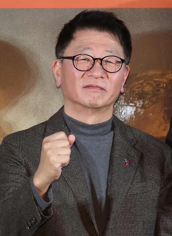 (서울=뉴스1) 권현진 기자 = 곽경택 감독이 8일 서울 용산구 CGV 용산아이파크몰에서 열린 영화 '소방관'(감독 곽경택) 제작보고회에서 포즈를 취하고 있다. '소방관'은 2001년 홍제동 화재 참사 사건 당시 열악한 환경 속에서도 화재 진압과 전원 구조라는 단 하나의 목표를 가지고 투입된 소방관들의 상황을 그린 작품이다. 202 Copyright (C) 뉴스1. All rights reserved. 무단 전재 및 재배포, AI학습 이용 금지. /사진=(서울=뉴스1) 권현진 기자